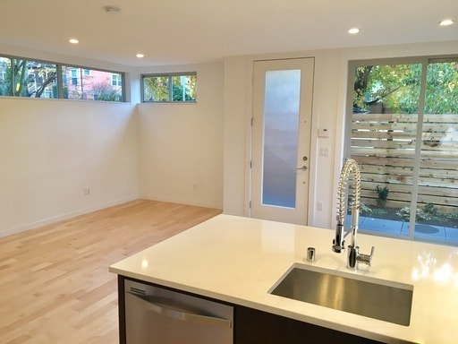 Foto del edificio - Brand New Contemporary Capitol Hill Townhouse