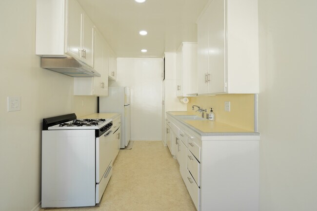 Kitchen - 256 S Doheny Dr