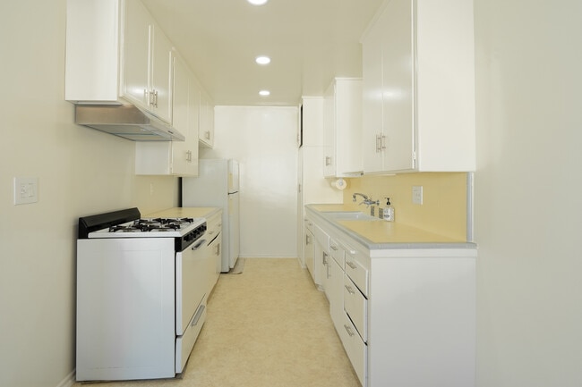 Kitchen - 256 S Doheny Dr