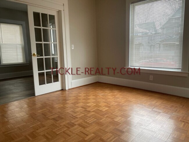 Building Photo - 4 Bedroom House - 2 Full Baths - 1st Floor...