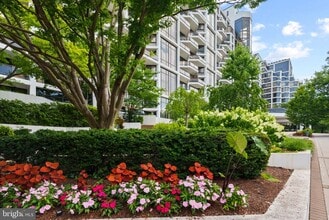 Building Photo - 1530 Key Blvd