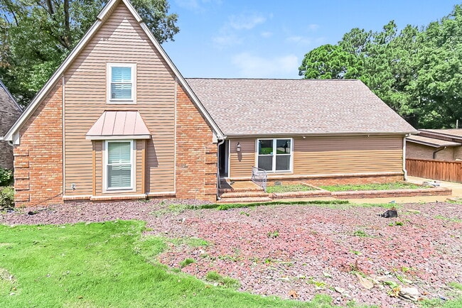 Building Photo - 910 Clubhouse Dr