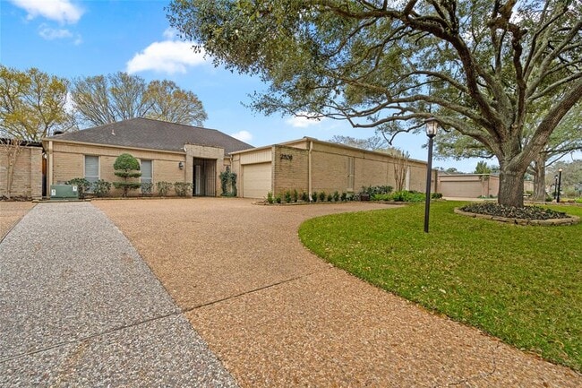 Building Photo - 2526 Country Club Blvd