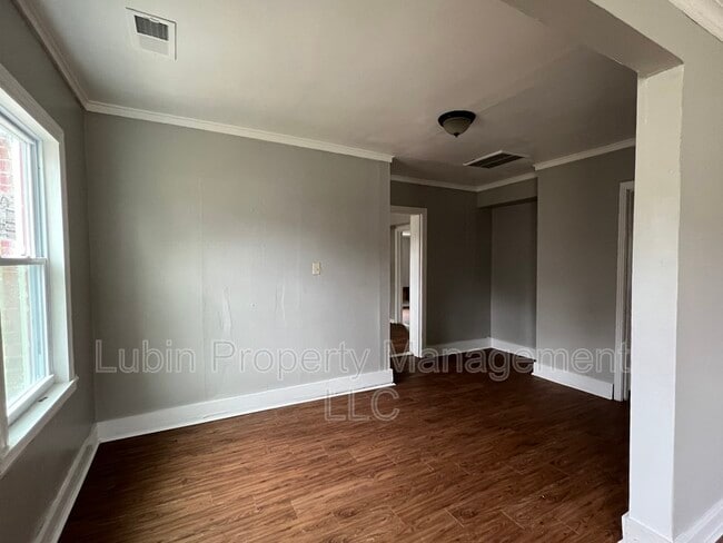 Building Photo - 2811 Larose Ave