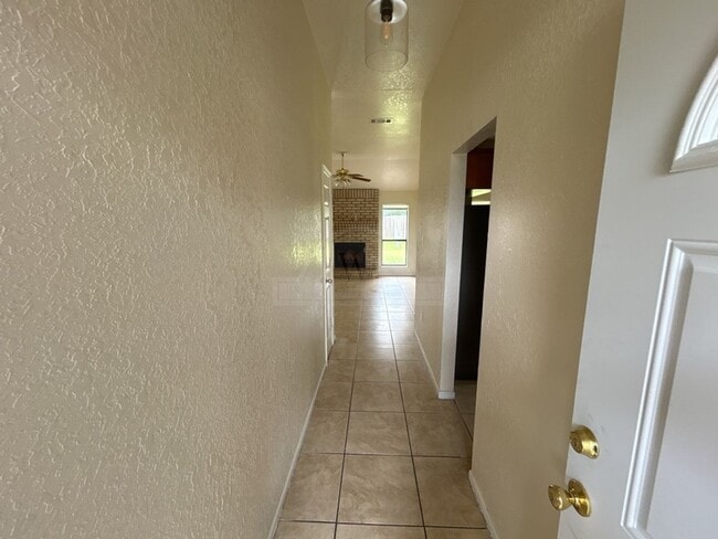 Building Photo - 4201 Aspen Dr