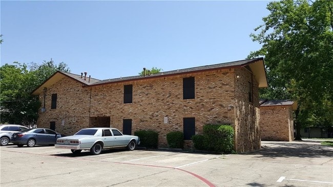 Building Photo - 1108 N Elm St