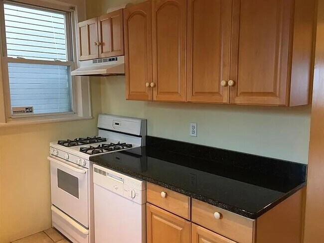 Building Photo - 95 Zabriskie St