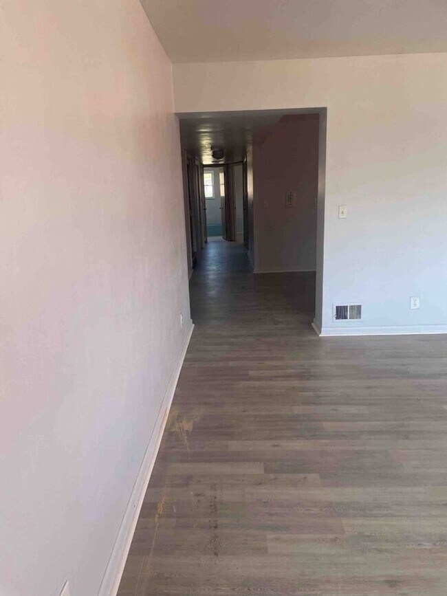 Building Photo - Spacious 2 bed one bath