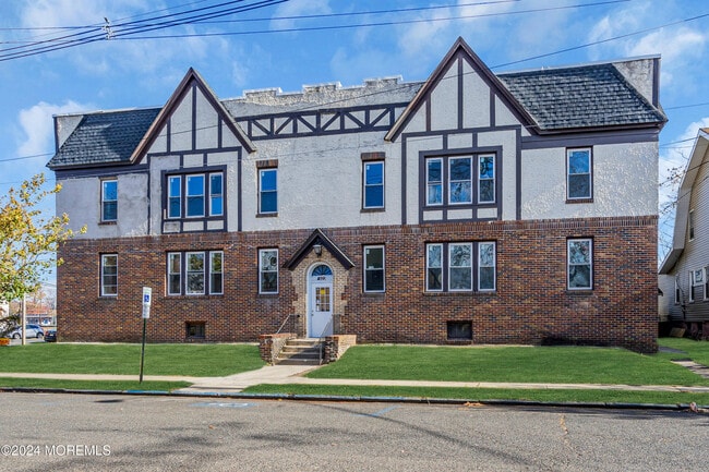 Building Photo - 922 4th Ave