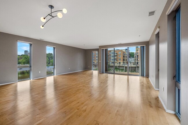 Foto del edificio - 2050 N Commerce St