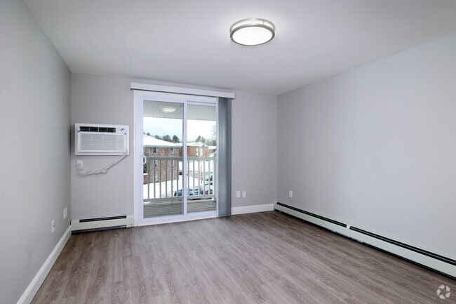 2 habitaciones, 1 baño - 676 pies cuadrados - Sala de estar - Manchester Gardens