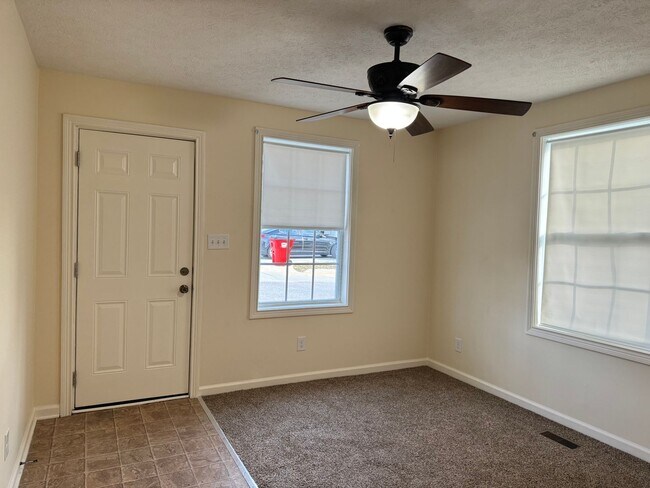 Building Photo - Charming 2 bdr/1ba (could be 3bdr) Close t...