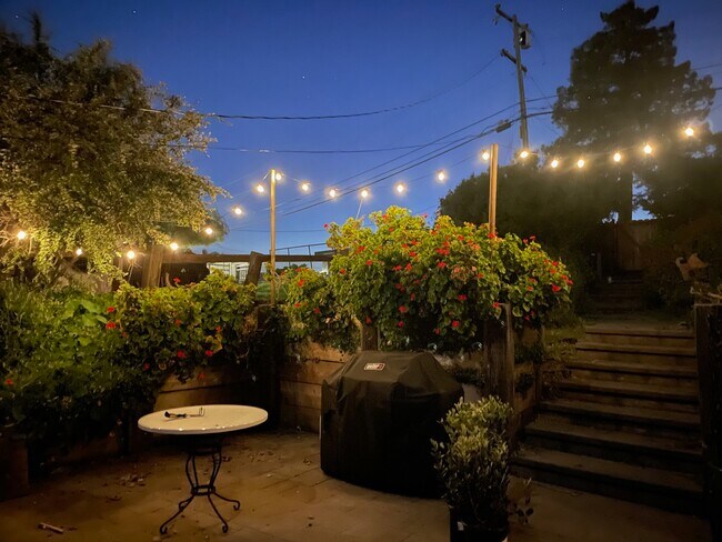 Building Photo - 4256 Santa Rita Rd