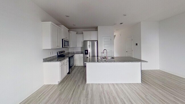 Foto del edificio - Beautiful Newer Townhouse with all LVP