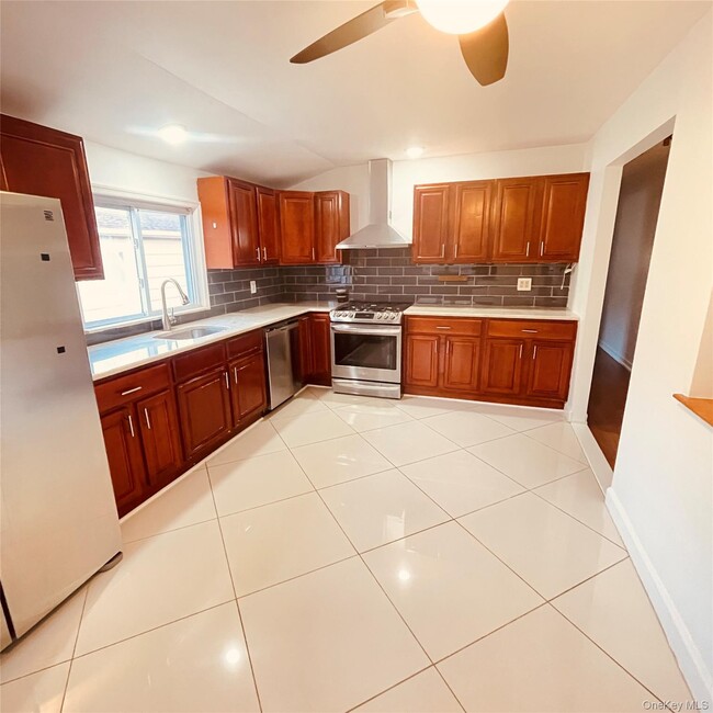 Foto del edificio - 878 Rensselaer Ave