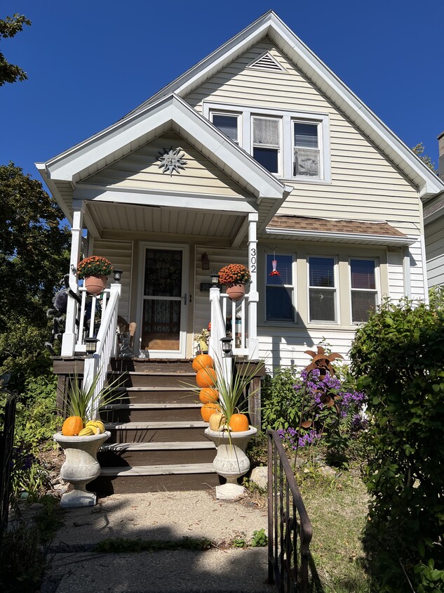 Bay View duplex in a nice neighborhood u. - 302 E Burdick Ave