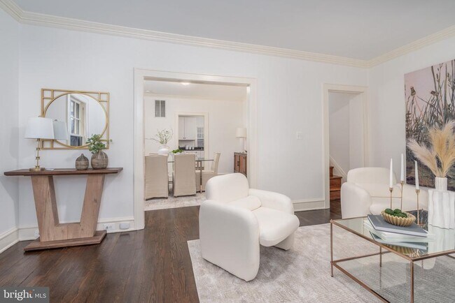 Foto del edificio - 3819 1/2 Woodley Rd NW