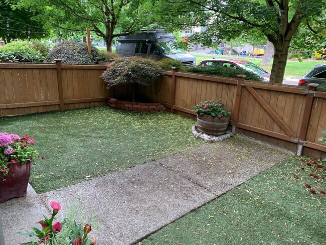Foto del edificio - In the heart of Green Lake 3 bed 2.5 bath townhome for rent