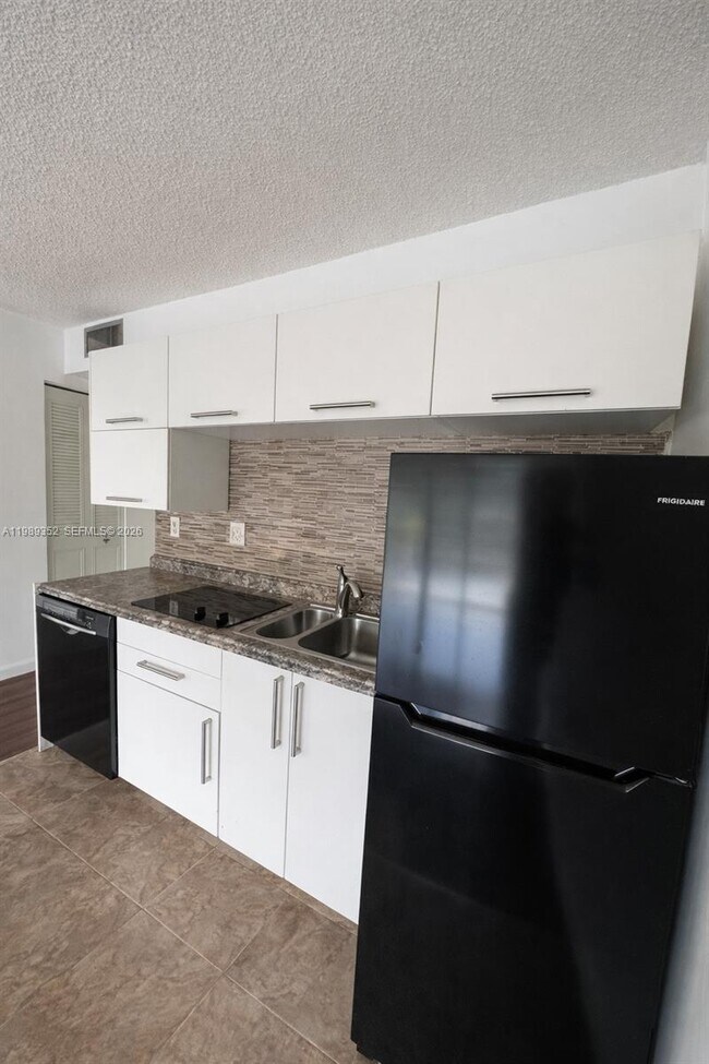 Foto del edificio - 9330 Lagoon Pl