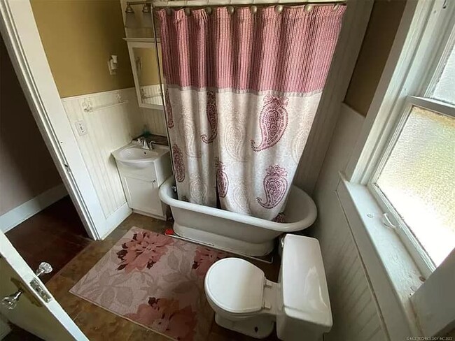 main bathroom - 1101 Fremont St