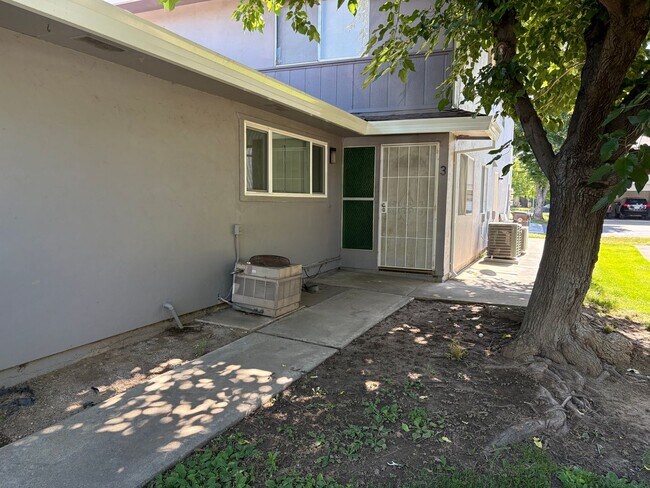 Building Photo - Beautifully maintained 2 bedroom condo
