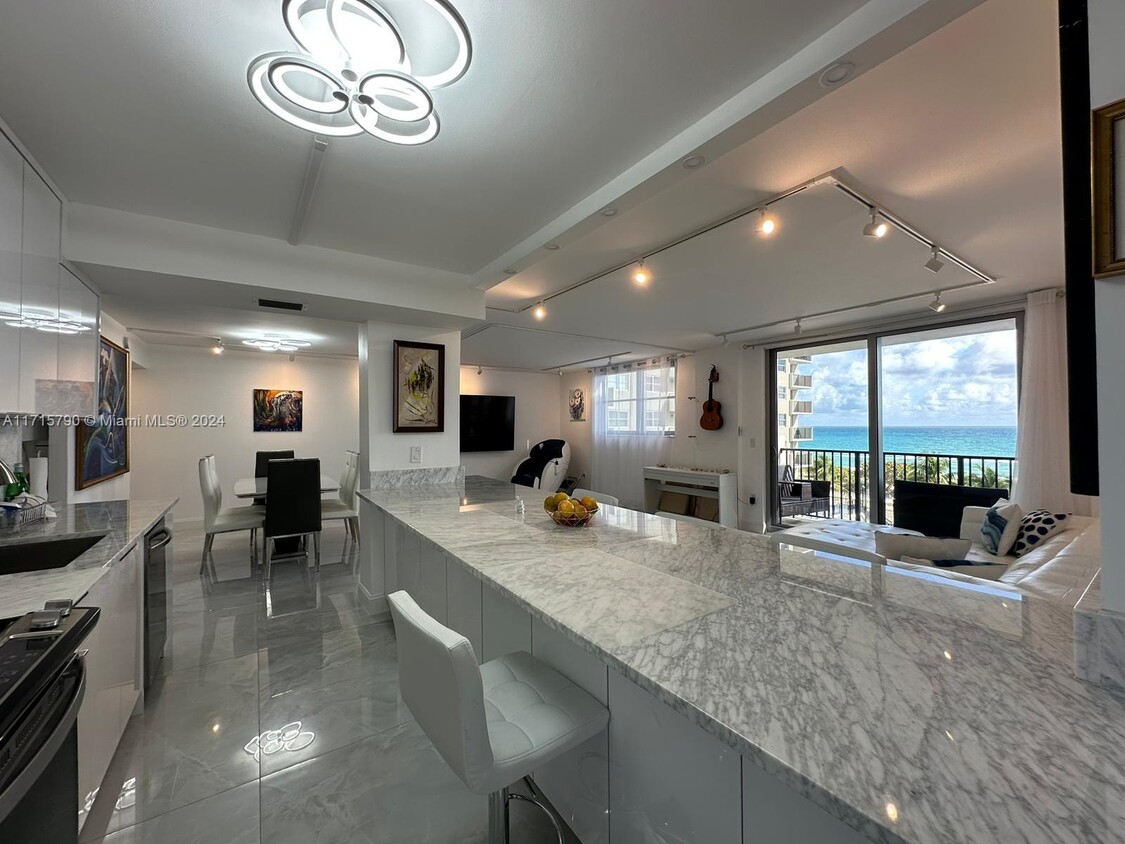 Foto principal - 9273 Collins Ave