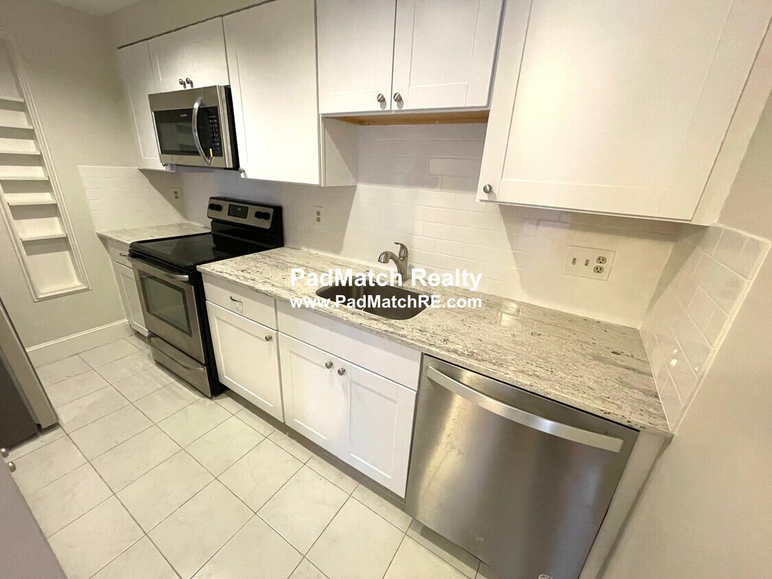 Primary Photo - 341 Beacon St