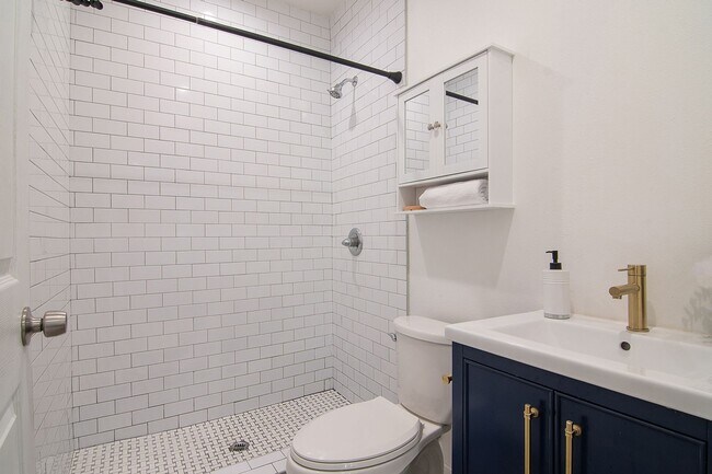 Foto del edificio - Gated Brentwood Circle Family Home