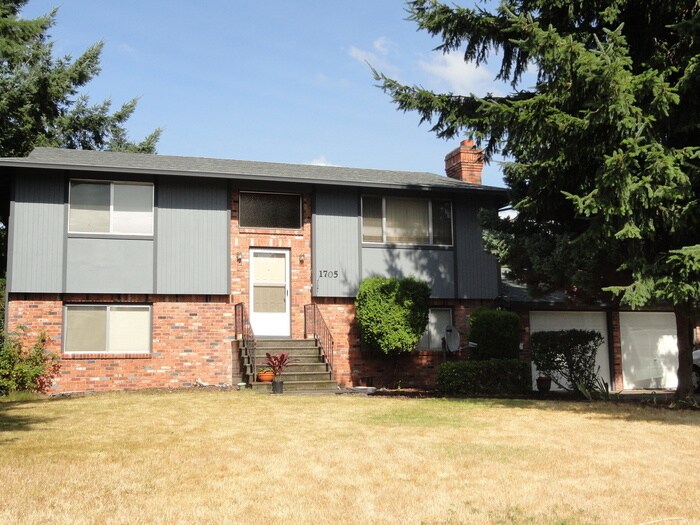 Primary Photo - Spacious 3 Bedroom 1 3/4 Bath split level ...