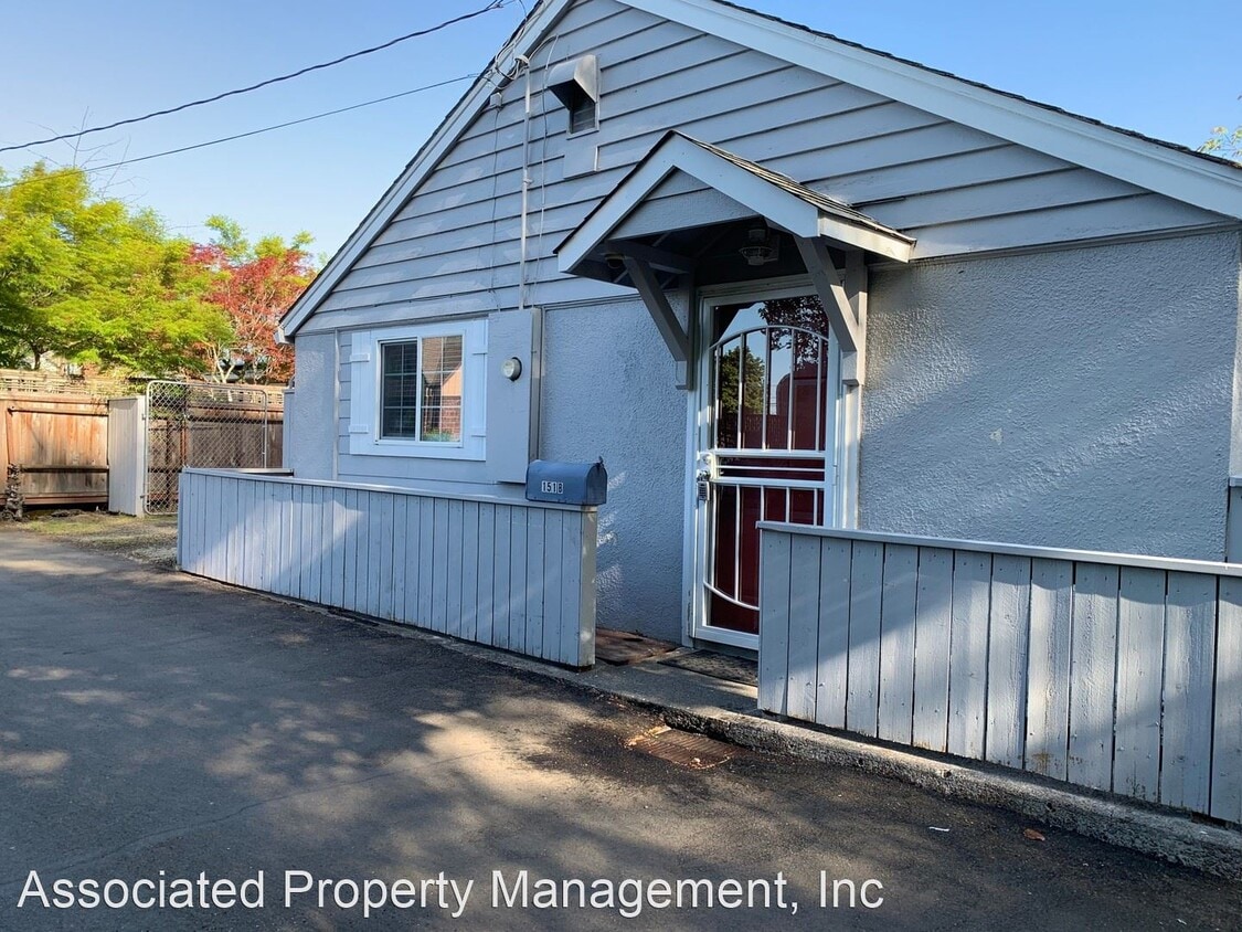 Primary Photo - 1 br, 1 bath House - 549 NE Dewdrop Ln