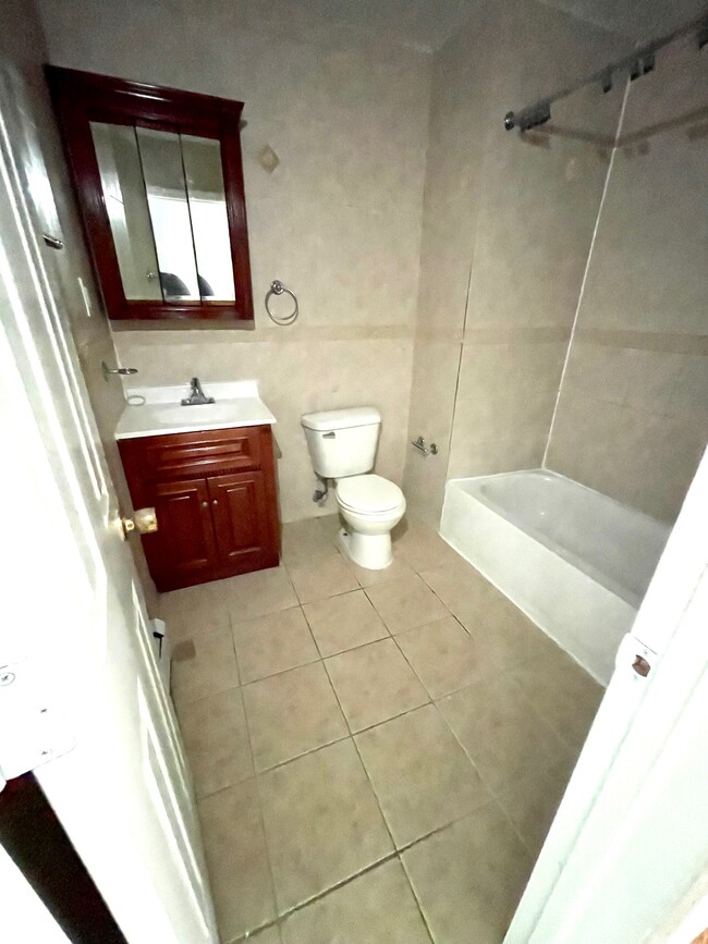 Foto del edificio - 713 E 219th St
