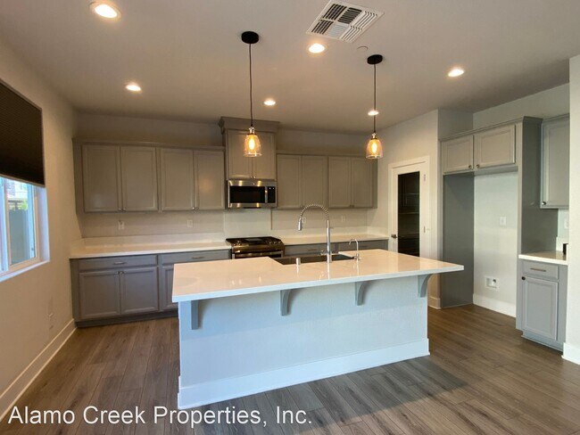 Building Photo - 4 br, 3 bath House - 925 Bergenia Street