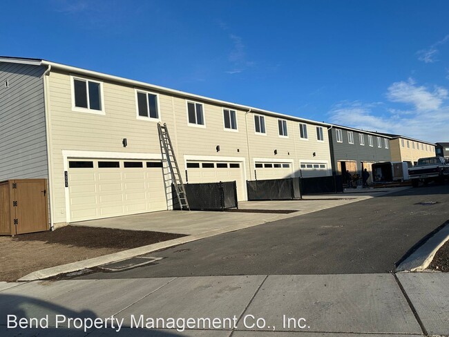 Foto del edificio - 3 br, 2.5 bath House - 3009 NE Red Jasper Pl.