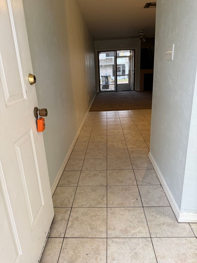 Building Photo - 2 bedroom/1.5 bath townhouse in Shell Rock...