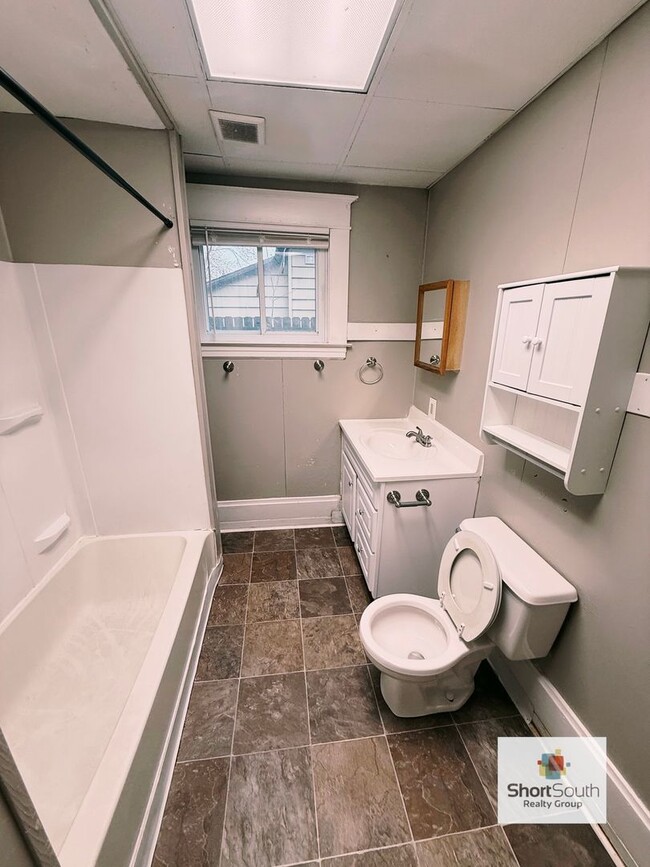 Building Photo - 1069 Quarry Ave NW