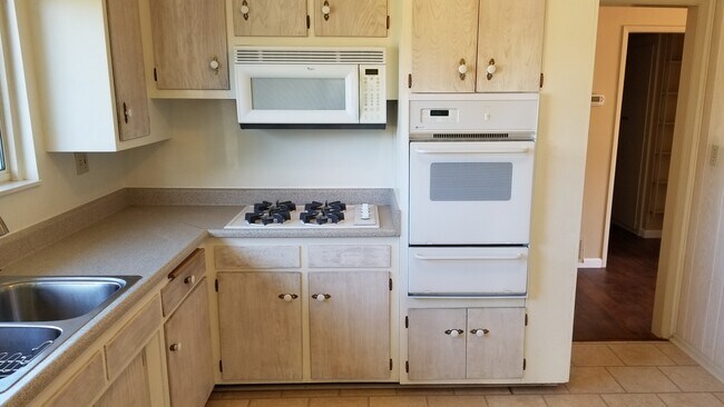 Building Photo - 1741 Lahoud Dr