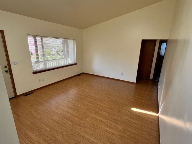 Building Photo - 3 Bedroom Duplex - Manchester Area