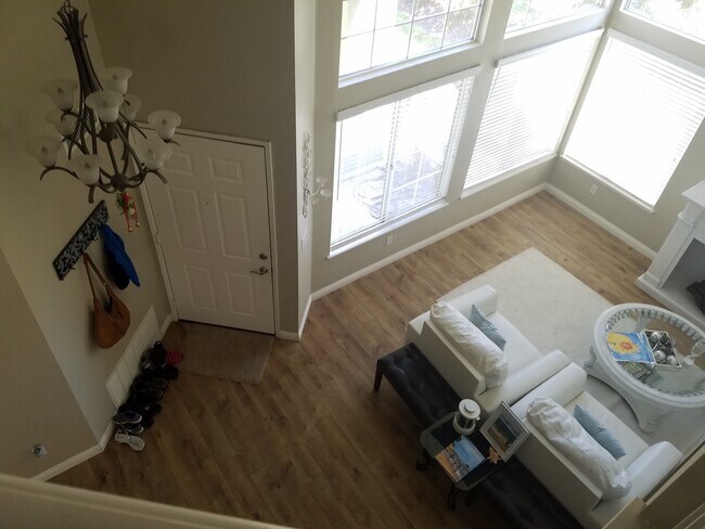 Building Photo - 4 bedroom 2.5 bath + Office Home in beauti...