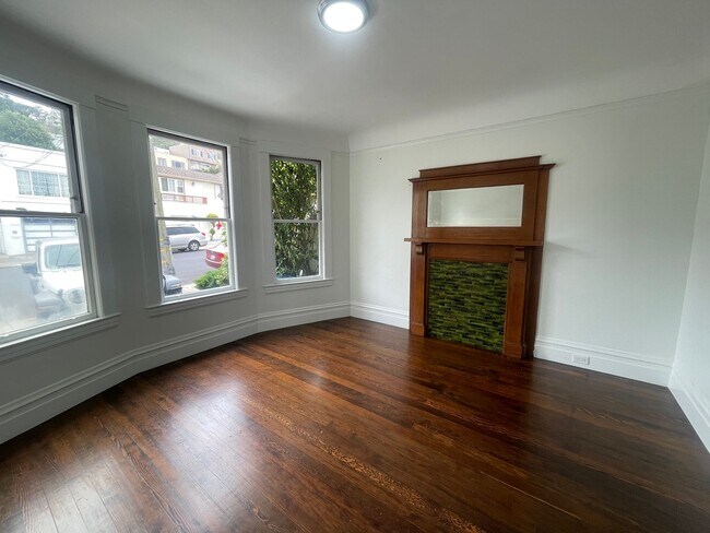 Building Photo - REMODELED HOME AVAILABLE NOW!