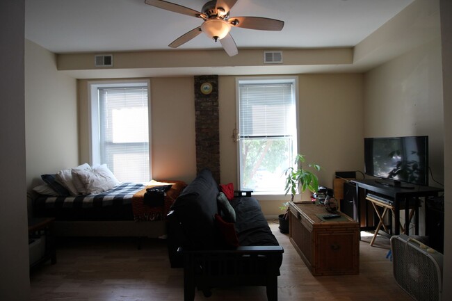Foto del edificio - 1758 W Greenleaf Ave