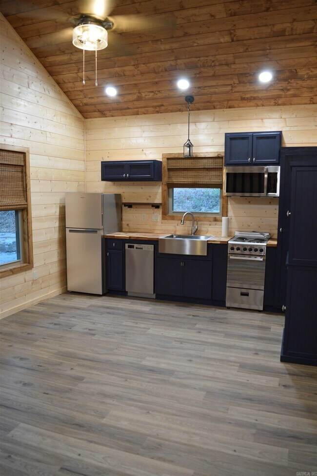 Foto del edificio - 86 Donham Dr