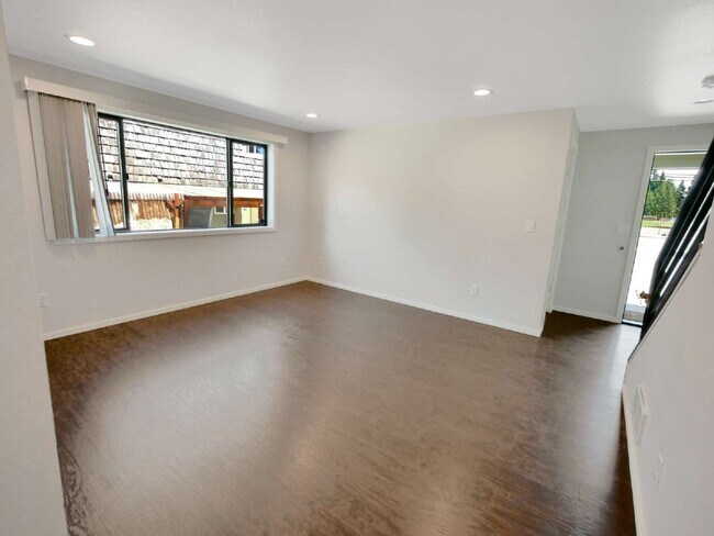 Foto del edificio - Rare Edmonds duplex now available! This side-by-side townhome-style unit features 2 bedrooms, 1.5...