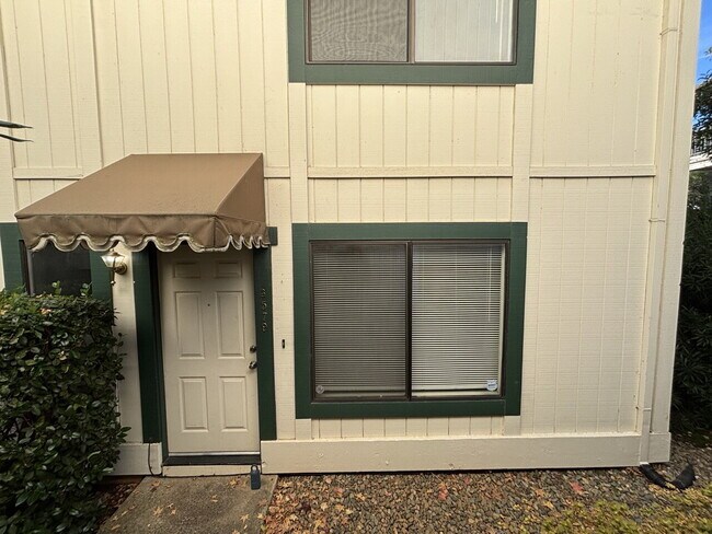 Foto del edificio - Well maintained condo close to city amenities and Lyon's Park!