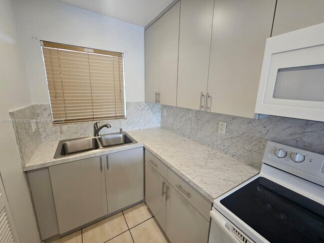 Foto del edificio - 10851 SW 2nd St