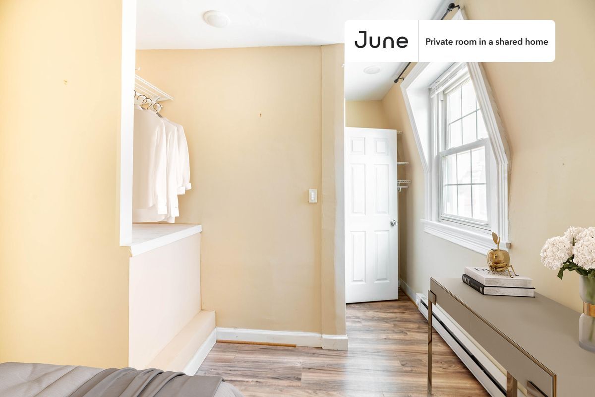 Foto principal - Private bedroom in 8 bed/3.5 bath Home