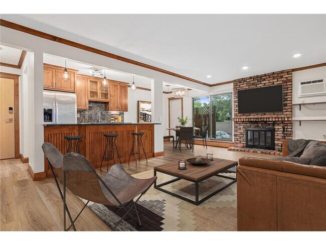Foto del edificio - 4424 Cedar Lk Rd S