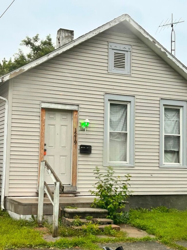 Building Photo - 1219 Yates St