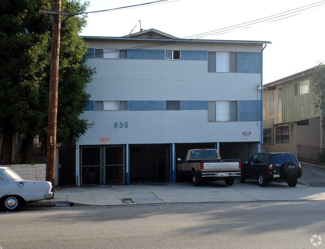 Building Photo - 835 W Beach Ave