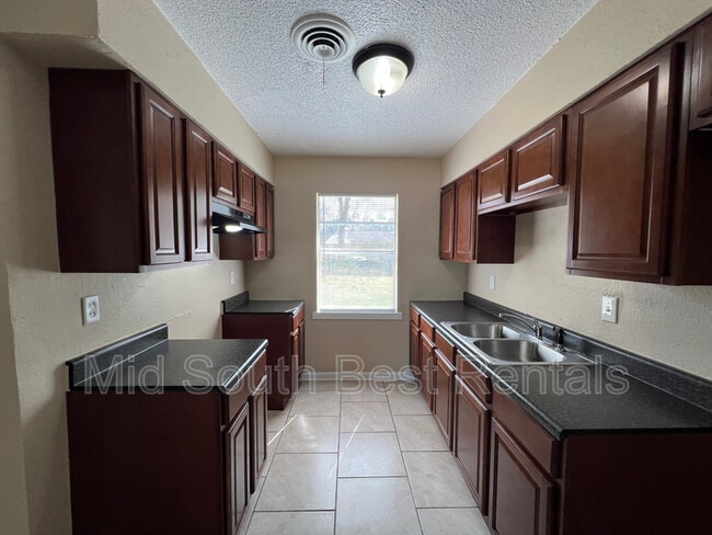 Building Photo - 3738 Wolf Trail Dr