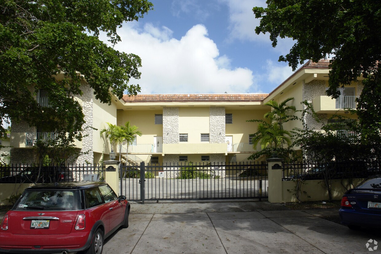 Primary Photo - 11 Edgewater Dr